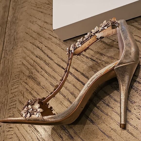 Elegant Gold T Strap Floral Heels Size 7 INC - Picture 8 of 16